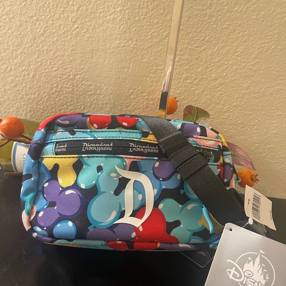 NWT Authentic Disney multi colored new arrival belt/cross body bag 5.5 “X 4.5🎁🎅 - Picture 3 of 8